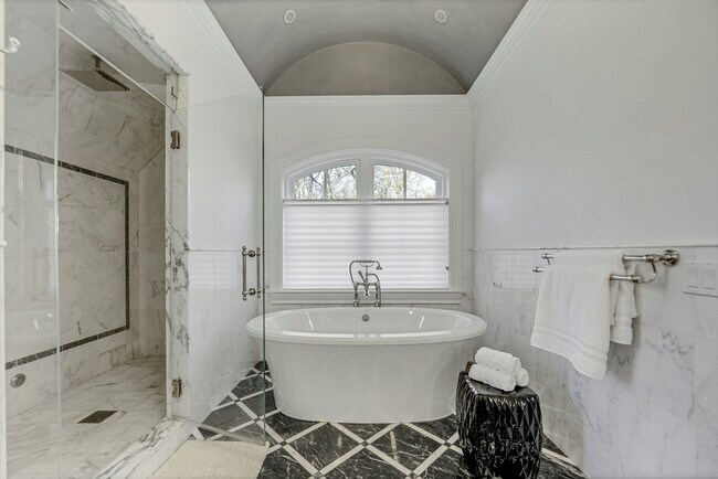 Building Photo - 373 Hardenburgh Ave