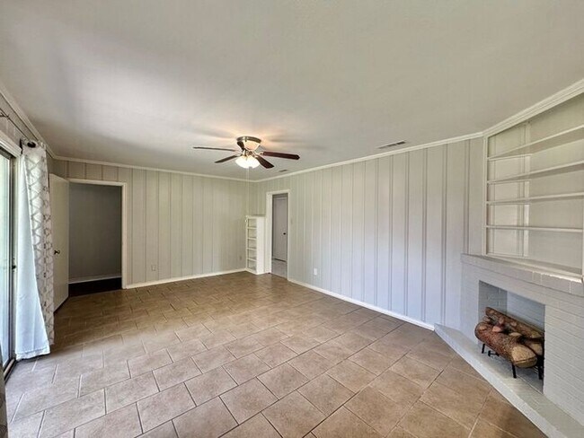 Building Photo - Spacious 3-Bed, 2-Bath Home with Large Sho...