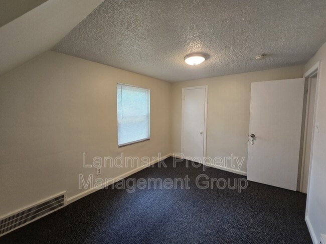 Building Photo - 15205 Maplewood Ave