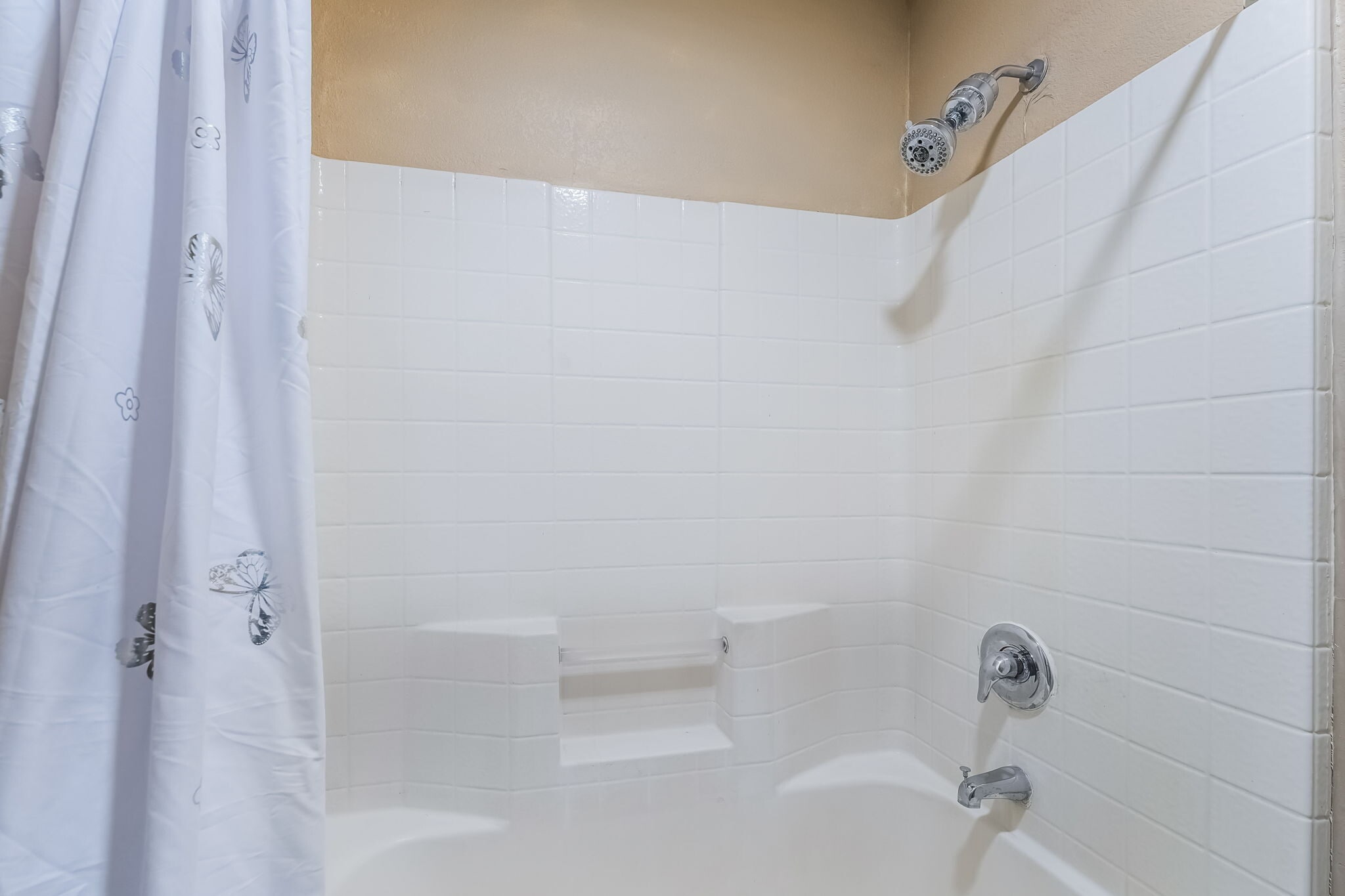 Bathroom with shower / bath combination with curtain - 1179 Antoinette St