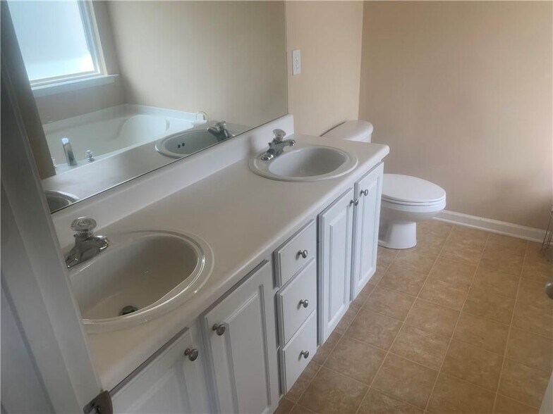 Building Photo - 121 Creekwood Tr