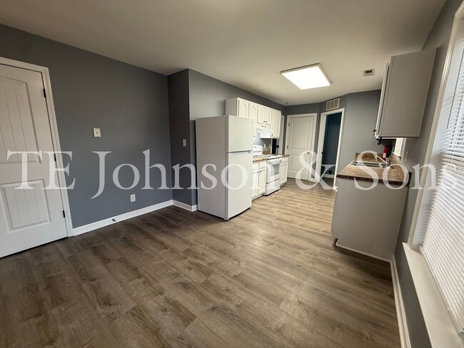 Building Photo - Charming 3 Bedroom Home with Modern Finishes on Dellwood
