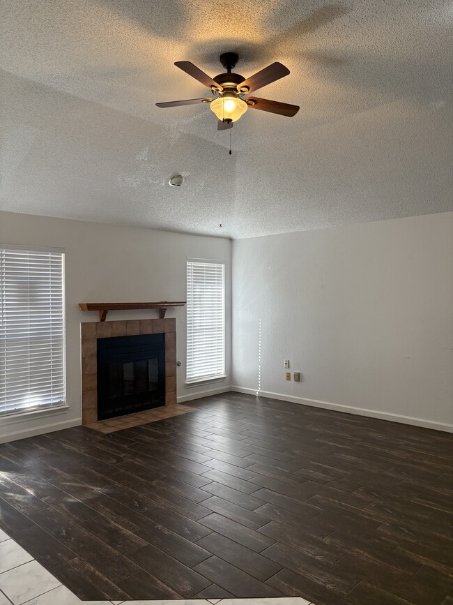 Building Photo - 106 Hollywood Dr