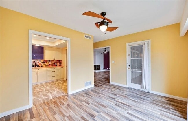 Building Photo - Updated 1-Bedroom Condo with Garage, Pool & Patio in Prime Fullerton Location
