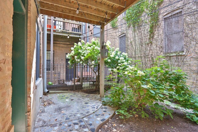 Building Photo - Wicker Park Large Sunny 1 Bedroom. Beautiful Courtyard. Great Location. Laundry/Internet.