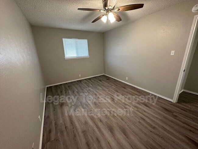 Building Photo - Apt A 1116 N Nolan River Rd - Apt A