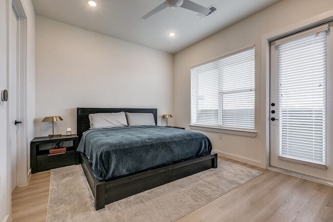 Building Photo - LUXURY 3-BEDROOM TOWNHOUSE AT GRAYSON HOUSE