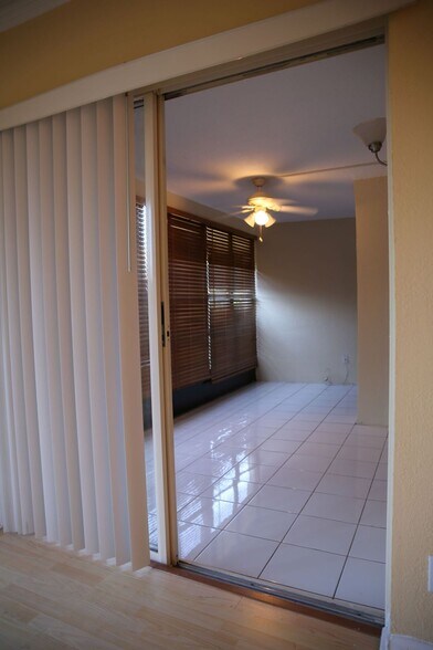 Building Photo - 2306 S Cypress Bend Dr