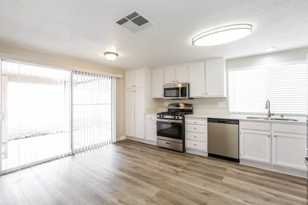 Building Photo - 7680 Beverly Hills Dr