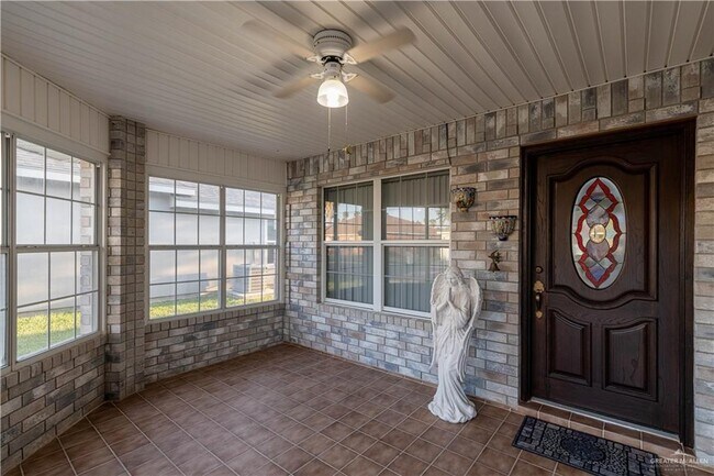 Building Photo - 2213 Lake View Dr