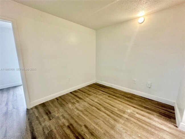 Building Photo - 13285 NE 6th Ave