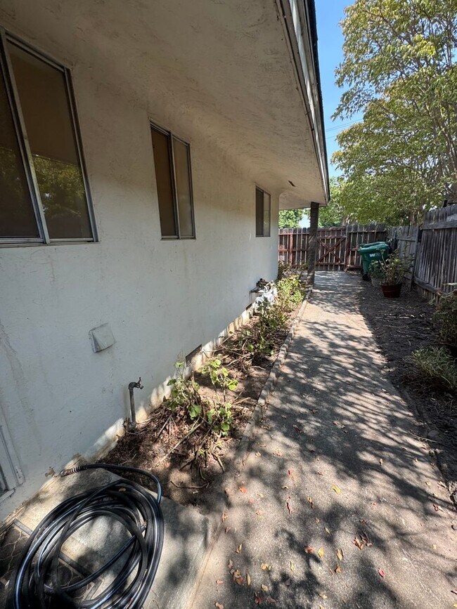 Building Photo - Tamarack 1100/1102