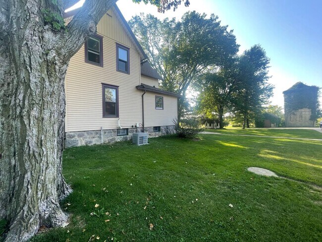 Building Photo - Charming Country Home