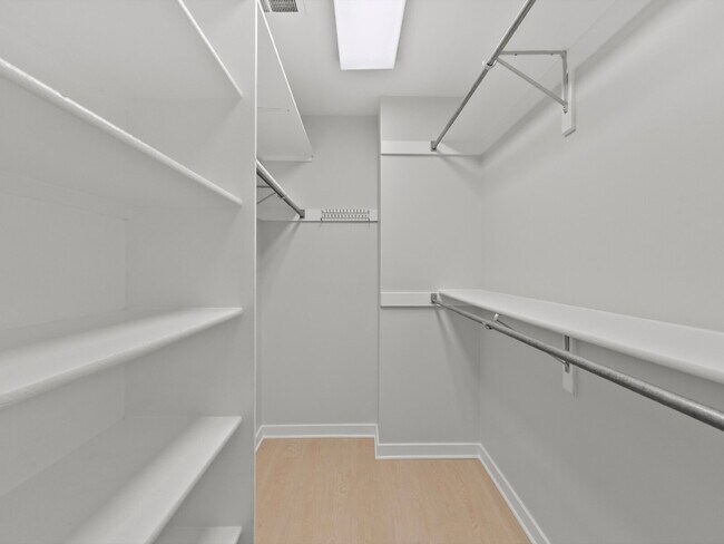 Building Photo - "Spacious 5-Bed Haven on Cedarest Rd – Where Comfort Meets Convenience in Fairfax!"