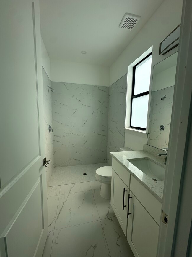 Building Photo - 1122 Homer Ave S