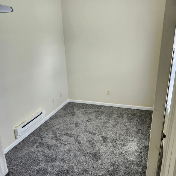 bedroom 3 - 110 Niagara St