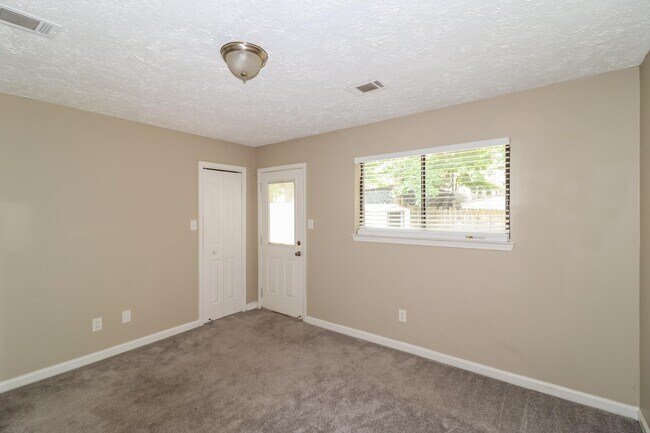 Building Photo - 2156 Oldfield Dr