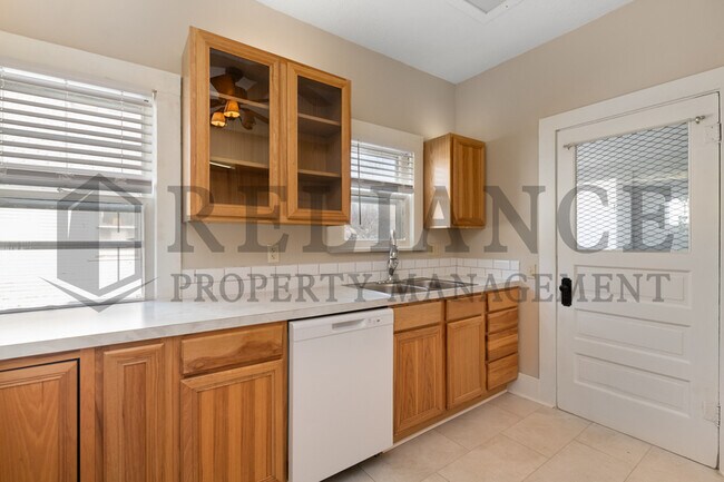 Building Photo - 410 S Estelle St