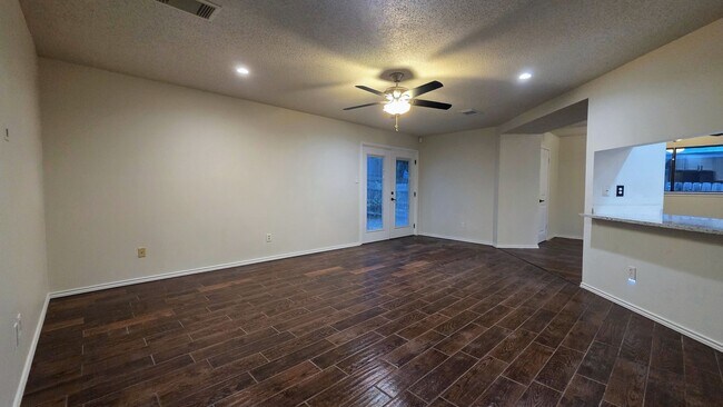 Building Photo - Woodlake Park Spacious move in Ready home over 2100 square feet.
