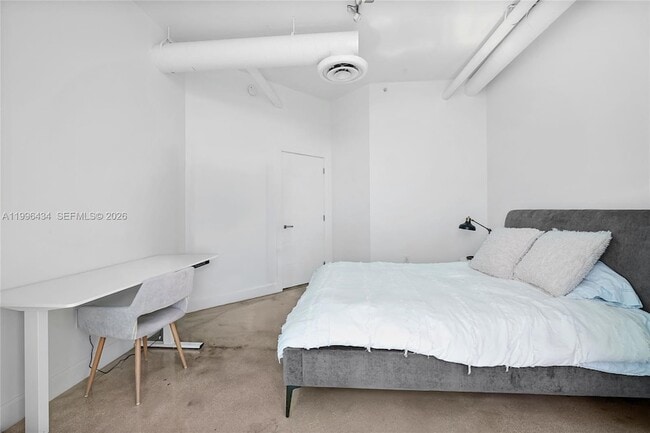 Building Photo - 700 NE 25th St