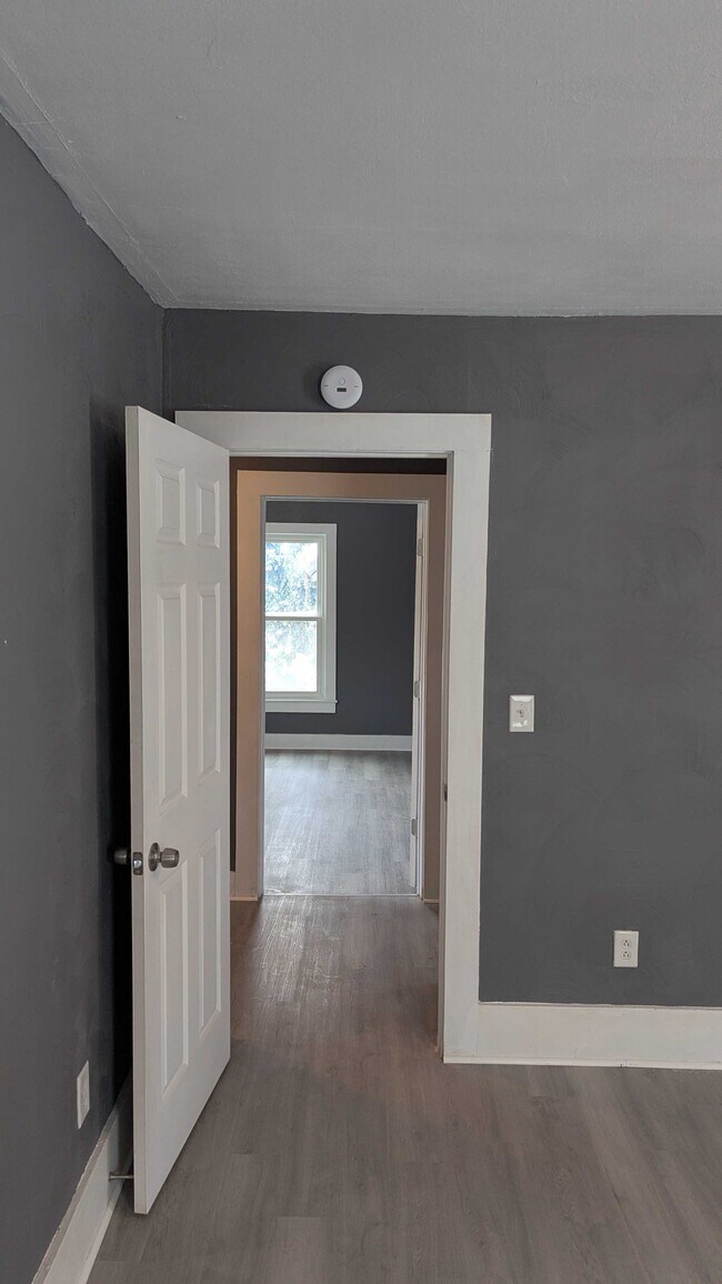 Building Photo - 812 E 3rd St