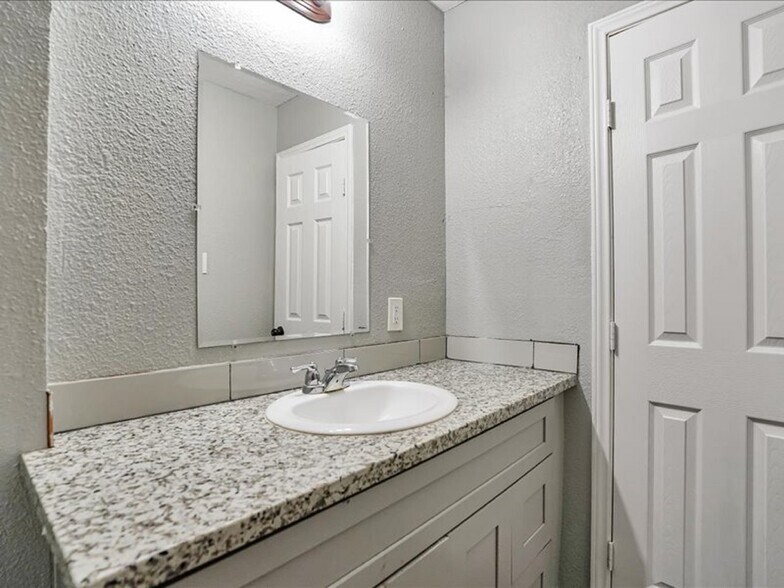 Building Photo - 5149 Lavender St