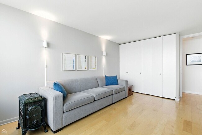 Building Photo - 1700 E 56th St