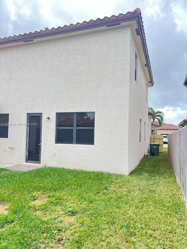 Building Photo - 191 SE 35 Ave