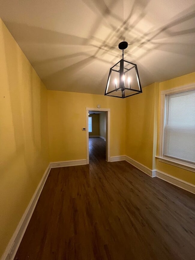 Building Photo - 5 Bedroom House