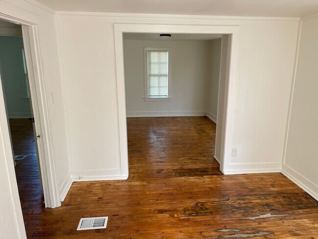 Building Photo - 3BR Cottage in Historic District