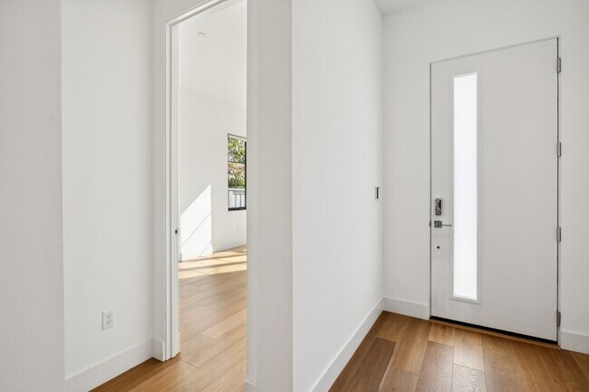 Building Photo - Luxurious Modern Single Family Home in West Menlo Park Available Now!