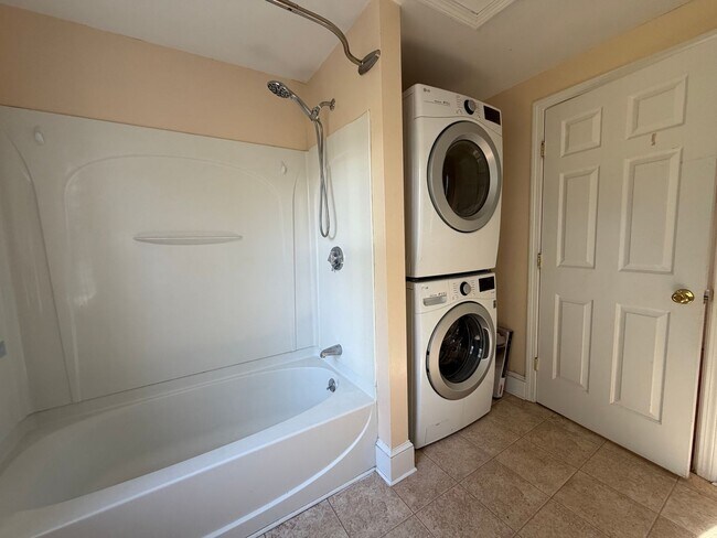 Building Photo - 122 Church St