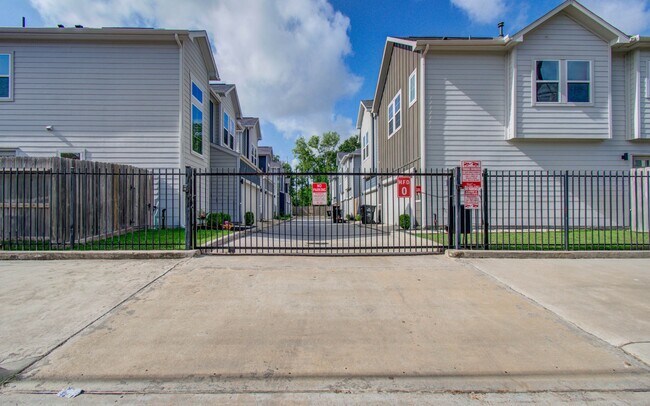 Building Photo - 1221 W Tidwell Rd