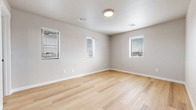 Building Photo - 2 Bed / 2 Bath Newly Renovated Apartment | Walkable Amenities in SW Loveland