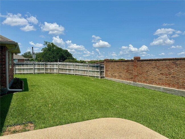 Building Photo - 4201 Bedford Ct