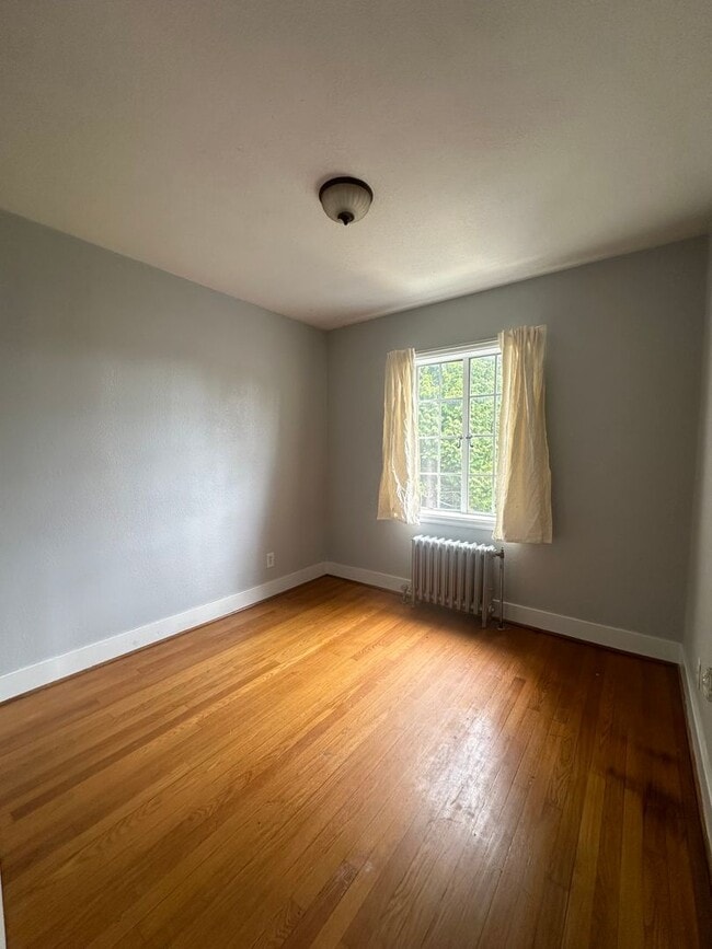 Building Photo - Vintage 1 bedroom unit - close 2 transportation.