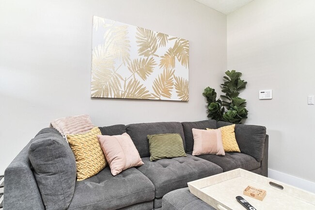 Building Photo - Fully Furnished 2BD Duplex in the Heart of downtown Indy!