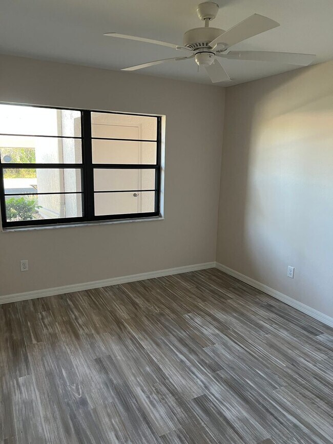 Building Photo - 175 Kings Hwy