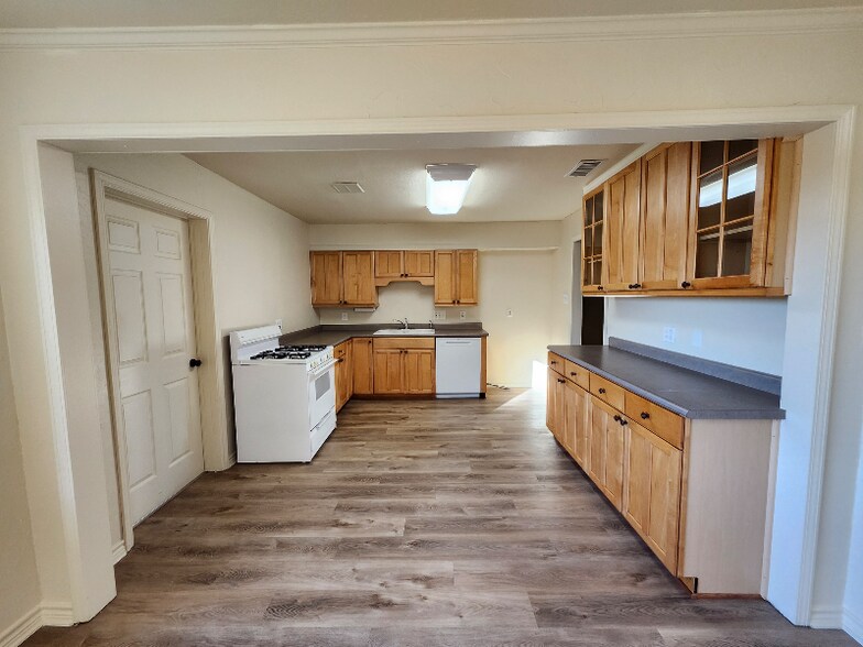 Building Photo - 1602 Ravenwood Dr