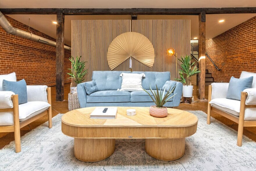 Building Photo - 120 E 13th St