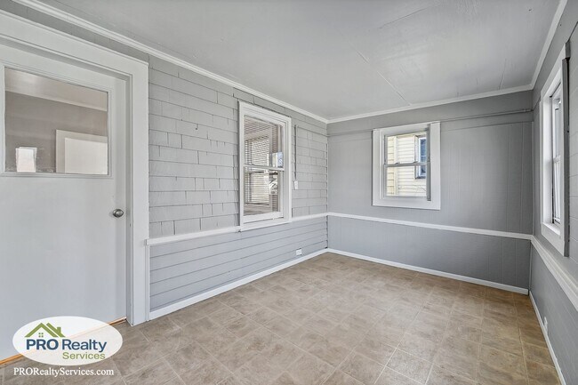 Building Photo - 3 Bedroom Home in South Minneapolis