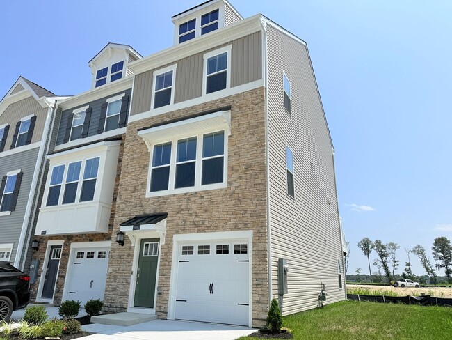 Building Photo - Brand-New End-Unit in Plantation Lakes