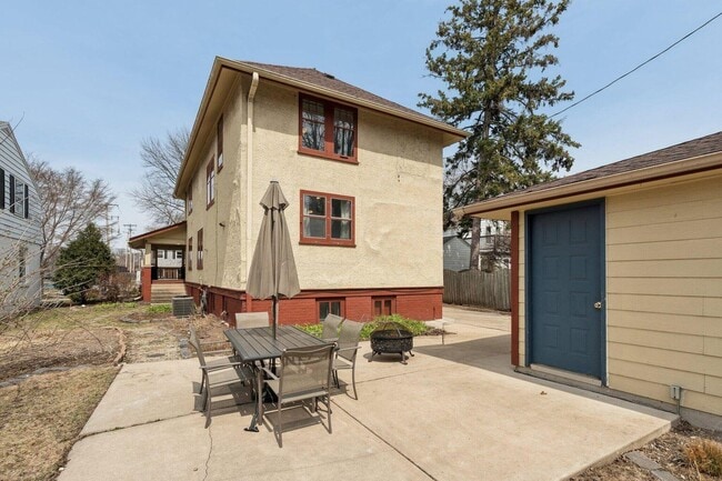 Building Photo - 415 E Day Ave