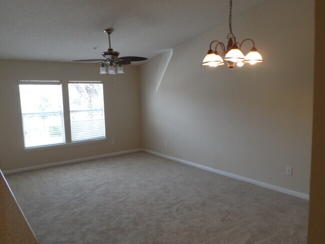 Building Photo - Special $1495 Windsor Falls 2 bedroom Cond...