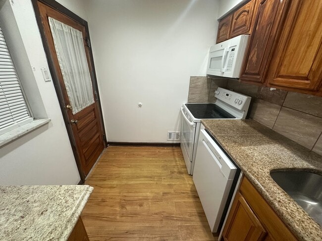 Building Photo - 2439 S Iseminger St