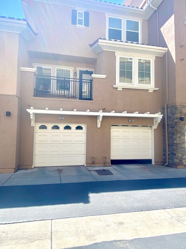 Building Photo - Dublin Tri Level Townhome 2 Br. 2.5 Ba. Tw...