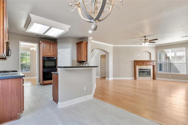 Building Photo - 2026 Camelot Dr
