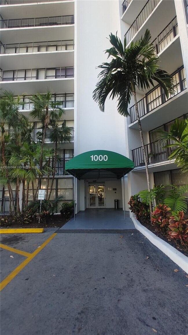 Building Photo - 1000 Parkview Dr