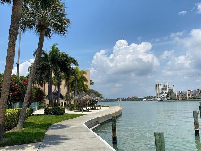 Building Photo - 7400 Sun Island Dr S
