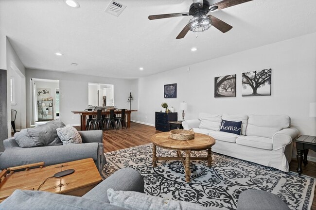 Building Photo - 623 Hickory Ridge Dr